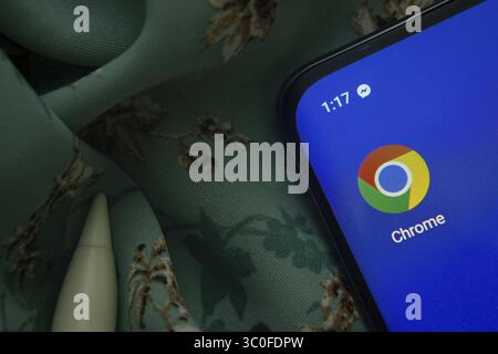 Dhaka, Bangladesch, 07. Mai 2025: Das Google Chrome App-Symbol wird auf dem Smartphone angezeigt Stockfoto