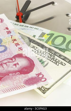 Währungsrechnungen auf einer Uhr aus Edelstahl auf weißem Hintergrund Stockfoto