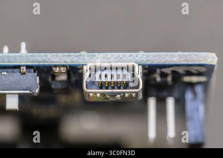 Nahaufnahme eines USB-Anschlusses auf einer Leiterplatte mit Pins und Technologiekomponenten Stockfoto