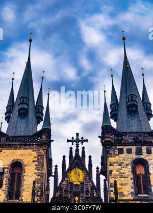 Majestätische gotische Kirche auf dem Altstädter Ring in Prag mit hoch aufragenden Türmen unter dramatischem Himmel. Hochauflösende Architekturhintergründe für Reise-Blogs, Hintergrundbilder, Tourismusmarketing, soziale Medien Stockfoto