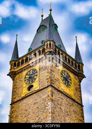 Astronomischer Uhrenturm auf dem Prager Altstädter Ring vor einem dramatischen Himmel – hochauflösendes Foto für digitale Hintergründe, Marketing und kreative Visuals Stockfoto