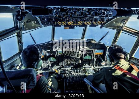 Seymour Island, Antarktis - 5. Februar 2025: Blick auf das Cockpit, gebadet in den blauen Himmel, mit Piloten an der Steuerung, eine Symphonie von Messgeräten, Stockfoto