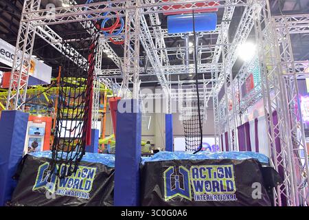 ORLANDO, FL - 15. NOVEMBER: IAAPA Attractions Expo 2018 - International Association of Amusement Parks and Attractions ist die weltweit größte ausstellung für die Unterhaltungsindustrie im Orange County Convention Center in Orlando, Florida. Etwa 35.000 Menschen werden erwartet, dass sie die neuesten Fahrgeschäfte, Restaurants und andere Attraktionen genießen, von denen einige ihren Weg in Florida Themenparks wie Jungle Island, Disney World, Universal Orlando, Busch Gardens oder SeaWorld... People: Atmosphere (Credit Image: © SMG Via ZUMA Wire) finden. Stockfoto