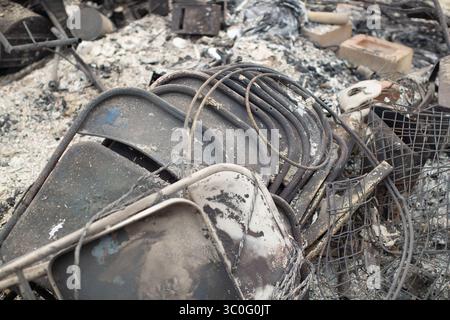 November 2018 - Paridise, CA, USA - Mittwoch, 14. November, 2018, Paradise, CA., USA. Stühle, die einst ordentlich gestapelt waren, lagen gefallen und verbrannt. (Foto: © Paul Kuroda/ZUMA Wire) Stockfoto