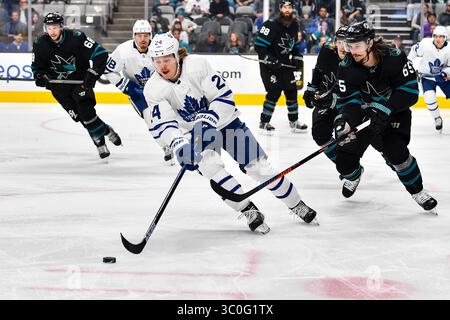 15. November 2018: Toronto Maple Leafs Stürmer Kasperi Kapanen (24) kontrolliert den Puck vor dem San Jose Sharks Defenseman Erik Karlsson (65) während des NHL-Spiels zwischen den Toronto Maple Leafs und den San Jose Sharks im SAP Center in San Jose, Kalifornien. Chris Brown/CSM(Kreditbild: &Copy; Chris Brown/CSM via ZUMA Wire) Stockfoto