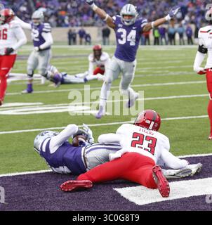 17. November 2018 - Manhattan, KS, USA - Kansas State Wide Receiver Malik Knowles holt sich in den Schlusssekunden der ersten Halbzeit einen Pass auf die Torlinie vor dem Texas Tech Defensive Back Damarcus Fields (23) am Samstag, 17. November 2018, im Snyder Family Stadium in Manhattan, Kan. (Bild: © Bo Rader/Wichita Eagle/TNS via ZUMA Wire) Stockfoto