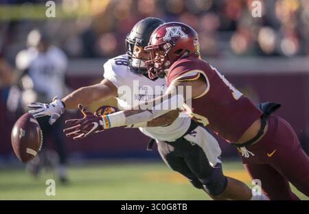 17. November 2018 – Minneapolis, MN, USA – Northwestern Defensive Back Cameron Ruiz (18) unterbricht einen Pass, der für den Minnesota Wide Receiver Rashod Bateman vorgesehen ist, im TCF Stadium am Samstag, 17. November 2018 in Minneapolis. Nordwest gewann mit 24:14. (Bild: © Elizabeth Flores/Minneapolis Star Tribune/TNS via ZUMA Wire) Stockfoto