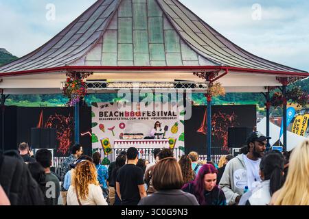 Auf dem viktorianischen Bandstand findet eine Live-Show beim Bray Beach BBQ Festival statt, bei der die Zuschauer und die Hügel über das Jahr 19.07.2025 hinausgehen Stockfoto