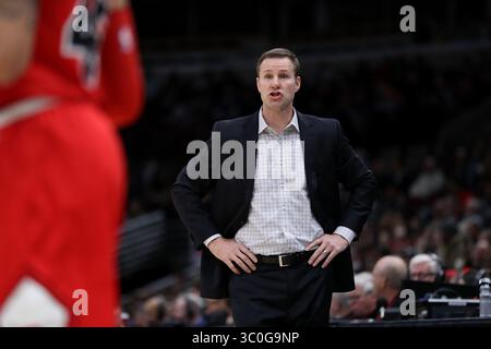 3. Januar 2018: Chicago, IL, USA – in einem Dateibild vom 3. Januar 2018 gibt der Trainer der Chicago Bulls Fred Hoiberg seinen Spielern die Richtung gegen die Toronto Raptors im United Center in Chicago. Die beiden Teams trafen sich am Samstag, dem 17. November 2018, erneut und die Bulls erreichten einen Sieg von 122-83. (Bild: © Chris Sweda/Chicago Tribune/TNS via ZUMA Wire) Stockfoto