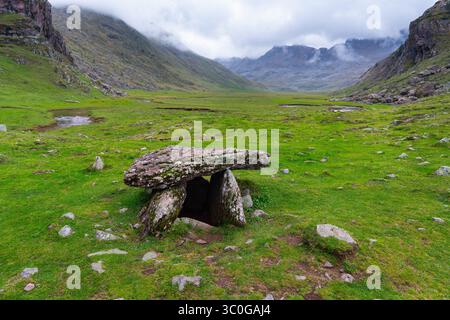 Aguas Tuertas Dolmen, auch bekannt als Salto Dolmen und Goblin's Hut. Landschaft im Aguas Tuertas-Tal im Naturpark Western Täler, Stockfoto