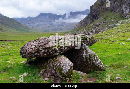 Aguas Tuertas Dolmen, auch bekannt als Salto Dolmen und Goblin's Hut. Landschaft im Aguas Tuertas-Tal im Naturpark Western Täler, Stockfoto