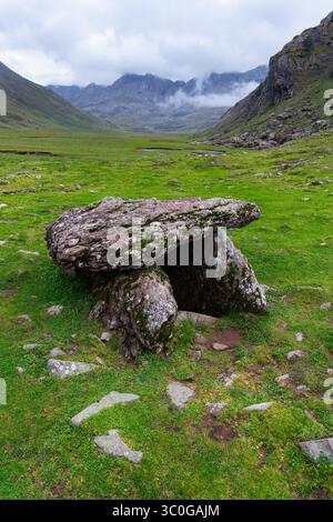 Aguas Tuertas Dolmen, auch bekannt als Salto Dolmen und Goblin's Hut. Landschaft im Aguas Tuertas-Tal im Naturpark Western Täler, Stockfoto