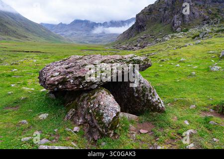 Aguas Tuertas Dolmen, auch bekannt als Salto Dolmen und Goblin's Hut. Landschaft im Aguas Tuertas-Tal im Naturpark Western Täler, Stockfoto