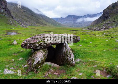 Aguas Tuertas Dolmen, auch bekannt als Salto Dolmen und Goblin's Hut. Landschaft im Aguas Tuertas-Tal im Naturpark Western Täler, Stockfoto