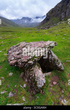Aguas Tuertas Dolmen, auch bekannt als Salto Dolmen und Goblin's Hut. Landschaft im Aguas Tuertas-Tal im Naturpark Western Täler, Stockfoto