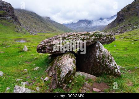 Aguas Tuertas Dolmen, auch bekannt als Salto Dolmen und Goblin's Hut. Landschaft im Aguas Tuertas-Tal im Naturpark Western Täler, Stockfoto