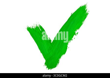 Grünes Häkchen Markieren Sie Pinselstriche isoliert auf weißem Hintergrund Stockfoto