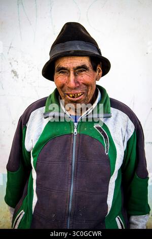 19. August 2015 – Cuatro Esquinas, Ecuador – BALTAZAR USHKA, El Ultimo Hielero del Chimborazo, ist der letzte eismann des Chimborazo-Vulkans. Er fährt zwei- bis dreimal die Woche mit seinen Eseln den Berg hinauf, um das Eis, das er später auf dem Riobamba-Markt verkauft, herunterzubringen. Er reißt riesige Eisblöcke aus dem Gletscher und schneidet sie dann in kleinere Stücke, die mit Gras geschützt werden, bevor sie auf die Esel geladen werden. Heutzutage muss Baltazar weiter den Berg hinauf gehen, um das Eis zu finden, während die globale Erwärmung den Gletscher schmilzt. (Kreditbild: © Dani Salva via ZUMA Wire) Stockfoto