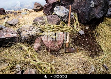 19. August 2015 – Cuatro Esquinas, Ecuador – BALTAZAR USHKA, El Ultimo Hielero del Chimborazo, ist der letzte eismann des Chimborazo-Vulkans. Er fährt zwei- bis dreimal die Woche mit seinen Eseln den Berg hinauf, um das Eis, das er später auf dem Riobamba-Markt verkauft, herunterzubringen. Er reißt riesige Eisblöcke aus dem Gletscher und schneidet sie dann in kleinere Stücke, die mit Gras geschützt werden, bevor sie auf die Esel geladen werden. Heutzutage muss Baltazar weiter den Berg hinauf gehen, um das Eis zu finden, während die globale Erwärmung den Gletscher schmilzt. (Kreditbild: © Dani Salva via ZUMA Wire) Stockfoto