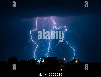 Dramatisches Nachtgewitter mit hellem Blitz Stockfoto