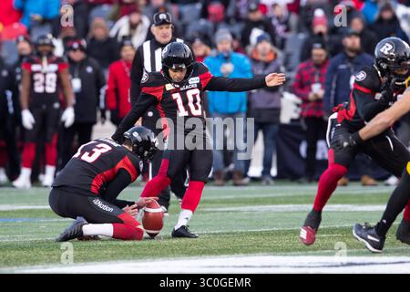 18. November 2018: Lewis Ward (10), Kicker der Ottawa Redblacks, versucht im vierten Viertel des CFL Eastern Division Finales zwischen den Hamilton Tiger-Cats und den Ottawa Redblacks im TD Place Stadium in Ottawa, Kanada, ein Field Goal. Daniel Lea/CSM(Kreditbild: &Copy; Daniel Lea/CSM via ZUMA Wire) Stockfoto