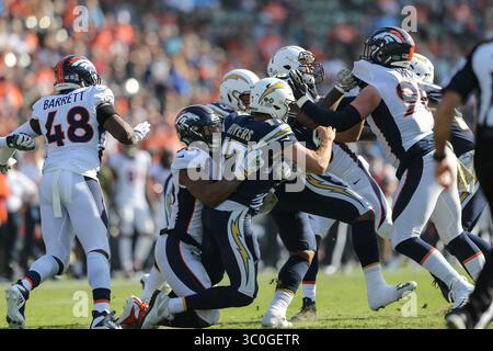 18. November 2018 Carson, CA...Denver Broncos außerhalb des Linebacker Bradley Chubb #55, der es zum Los Angeles Chargers Quarterback Philip Rivers #17 geschafft hat, einen Schritt später während der NFL Denver Broncos vs Los Angeles Chargers im StubHub Center in Carson, CA am 18. November 2018 (Foto: Jevone Moore)(Credit Image: &Copy; Jevone Moore/CSM via ZUMA Wire) Stockfoto