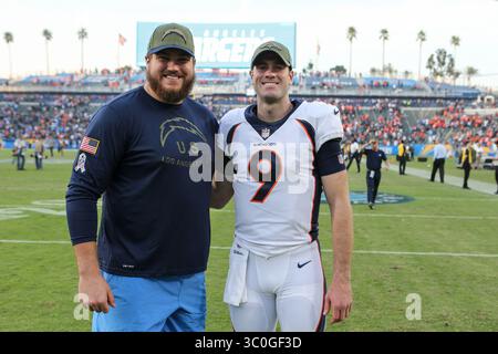 November 2018 Carson, CA...Denver Broncos Quarterback Kevin Hogan #9 und Los Angeles Chargers Lineman Spencer Drango #74 nach den NFL Denver Broncos vs Los Angeles Chargers im StubHub Center in Carson, CA am 18. November 2018 (Foto: Jevone Moore)(Credit Image: &Copy; Jevone Moore/CSM via ZUMA Wire) Stockfoto