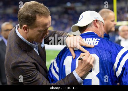 18. November 2018: Indianapolis, Indiana, USA – der ehemalige Indianapolis Colts Quarterback Peyton Manning unterzeichnet ein Fantrikot beim Spiel zwischen den Tennessee Titans und den Indianapolis Colts im Lucas Oil Stadium, Indianapolis, Indiana. (Bild: © Scott Stuart/ZUMA Wire) Stockfoto
