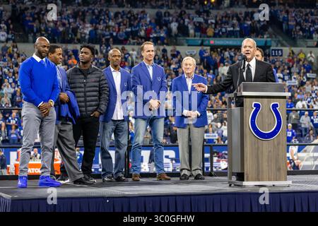 18. November 2018: Robert Irsay, Besitzer der Indianapolis Colts, auf dem Podium (rechts) für die Ring of Honor Zeremonie für den ehemaligen Indianapolis Colts Wide Receiver Reggie Wayne (ganz links) zur Halbzeit des Spiels zwischen den Tennessee Titans und den Indianapolis Colts im Lucas Oil Stadium, Indianapolis, Indiana. (Bild: © Scott Stuart/ZUMA Wire) Stockfoto