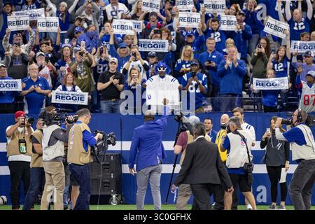18. November 2018: Reggie Wayne, ehemaliger Indianapolis Colts Wide Receiver, Reggie Wayne (Mitte), winkt den Fans zu, nachdem er in der Halbzeit während des Spiels zwischen den Tennessee Titans und den Indianapolis Colts im Lucas Oil Stadium, Indianapolis, Indiana, in den Indianapolis Colts Ring of Honor aufgenommen wurde. (Bild: © Scott Stuart/ZUMA Wire) Stockfoto