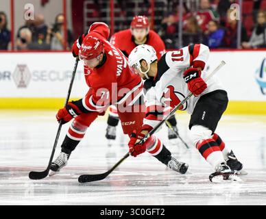 18. November 2018: Raleigh, North Carolina, USA - Carolina Hurricanes Center LUCAS WALLMARK (71) trifft sich zu Beginn der dritten Periode während der NHL-Action in der PNC Arena gegen das New Jersey Devils Center JEAN-SEBASTIEN DEA (10). (Abbildung: © Ed Clemente/ZUMA Wire) Stockfoto