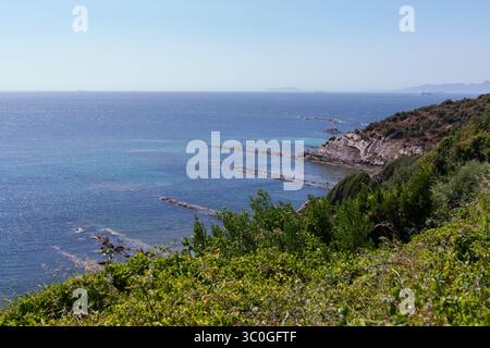 Malerische Küstenlandschaft mit grüner, üppiger Vegetation mit Blick auf das ruhige blaue Wasser der elba-Inselküste in der toskana, italien Stockfoto