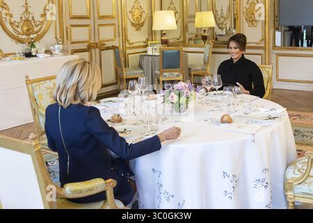 10. November 2018 – Paris, Frankreich – First Lady Melania Trump, rechts, lächelt während eines gesellschaftlichen Mittagessens, das Brigitte Macron, Frau des französischen Präsidenten Emmanuel Macron, links, im Elysee Palace am 10. November 2018 in Paris, Frankreich veranstaltet. (Kreditbild: © Andrea Hanks via ZUMA Wire) Stockfoto