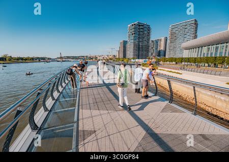 1. Juni 2025, Belgrad, Serbien: Menschen, die einen sonnigen Tag auf der Sava-Promenade in Belgrad, einem modernen Stadtviertel, genießen Stockfoto