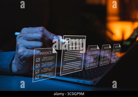 Konzept der digitalen Rechnungsstellung und der Verwaltung von Finanzdokumenten. Geschäftsleute interagieren mit digitalen Rechnungssymbolen auf dem Notebook. Online-Fakturierung, E-Invoice, Stockfoto