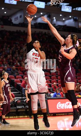 20. November 2018: Jae’Lisa Allen (13) schießt in einem NCAA-Basketballspiel zwischen den Southern Illinois Salukis Salukis und den Western Kentucky Hilltoppers in der E. A. Diddle Arena in Bowling Green, KY, über Caitlin Link (5). (Pflichtfoto: Steve Roberts/Cal Sport Media)(Credit Image: &Copy; Steve Roberts/Cal Sport Media/CSM via ZUMA Wire) Stockfoto