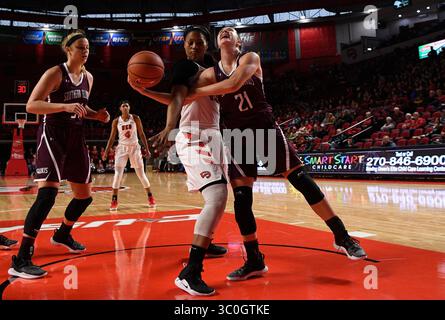 20. November 2018: Payton McCallister (21) wird von Jae’Lisa Allen (13) der Western Kentucky Hilltoppers während eines NCAA-Basketballspiels zwischen den Southern Illinois Salukis und den Western Kentucky Hilltoppers in der E. A. Diddle Arena in Bowling Green, KY, angegriffen. (Pflichtfoto: Steve Roberts/Cal Sport Media)(Credit Image: &Copy; Steve Roberts/Cal Sport Media/CSM via ZUMA Wire) Stockfoto