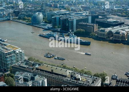 Erhöhter Blick auf die Themse und die HMS Belfast, mit Blick auf die Skyline von London nach Südosten Stockfoto