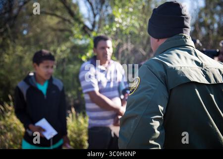 15. November 2015: McAllen, TX, Vereinigte Staaten von Amerika: US-Grenzpolizei verhaftet illegale Ausländer, die versuchen, den Rio Grande River in die Vereinigten Staaten zu überqueren. 15. November 2018 in McAllen, Texas. (Kreditbild: © Ozzy Trevino Via ZUMA Wire) Stockfoto