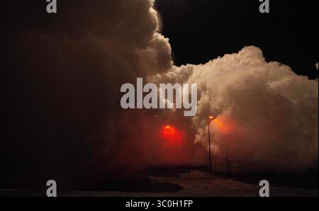 17. November 2018: Wallops, VA, Vereinigte Staaten von Amerika - die Northrop Grumman Antares-Rakete mit dem Cygnus-Nachschub startet am 17. November 2018 von der Pad-0A in Wallops Flight Facility in Wallops Island, Virginia. Die kommerzielle Fracht-Wiederauffüllungsmission zur Internationalen Raumstation wird etwa 7.400 Pfund Wissenschaft und Forschung, Besatzungsbedarf und Ausrüstung an das Orbitallabor und seine Besatzung liefern. (Bild: © Joel Kowsky via ZUMA Wire) Stockfoto