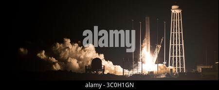 17. November 2018: Wallops, VA, Vereinigte Staaten von Amerika - die Northrop Grumman Antares-Rakete mit dem Cygnus-Nachschub startet am 17. November 2018 von der Pad-0A in Wallops Flight Facility in Wallops Island, Virginia. Die kommerzielle Fracht-Wiederauffüllungsmission zur Internationalen Raumstation wird etwa 7.400 Pfund Wissenschaft und Forschung, Besatzungsbedarf und Ausrüstung an das Orbitallabor und seine Besatzung liefern. (Bild: © Joel Kowsky via ZUMA Wire) Stockfoto