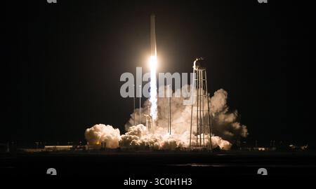 17. November 2018: Wallops, VA, Vereinigte Staaten von Amerika - die Northrop Grumman Antares-Rakete mit dem Cygnus-Nachschub startet am 17. November 2018 von der Pad-0A in Wallops Flight Facility in Wallops Island, Virginia. Die kommerzielle Fracht-Wiederauffüllungsmission zur Internationalen Raumstation wird etwa 7.400 Pfund Wissenschaft und Forschung, Besatzungsbedarf und Ausrüstung an das Orbitallabor und seine Besatzung liefern. (Bild: © Joel Kowsky via ZUMA Wire) Stockfoto