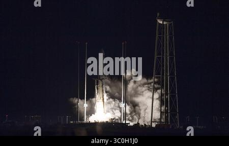 17. November 2018: Wallops, VA, Vereinigte Staaten von Amerika - die Northrop Grumman Antares-Rakete mit dem Cygnus-Nachschub startet am 17. November 2018 von der Pad-0A in Wallops Flight Facility in Wallops Island, Virginia. Die kommerzielle Fracht-Wiederauffüllungsmission zur Internationalen Raumstation wird etwa 7.400 Pfund Wissenschaft und Forschung, Besatzungsbedarf und Ausrüstung an das Orbitallabor und seine Besatzung liefern. (Bild: © Joel Kowsky via ZUMA Wire) Stockfoto