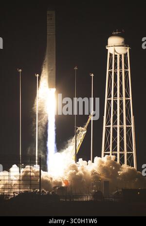 20. November 2018: Wallops, VA, Vereinigte Staaten von Amerika - die Northrop Grumman Antares-Rakete mit dem Cygnus-Nachschub startet am 17. November 2018 von der Pad-0A in Wallops Flight Facility der NASA. Die kommerzielle Fracht-Wiederauffüllungsmission zur Internationalen Raumstation wird etwa 7.400 Pfund Wissenschaft und Forschung, Besatzungsbedarf und Ausrüstung an das Orbitallabor und seine Besatzung liefern. (Bild: © Joel Kowsky via ZUMA Wire) Stockfoto