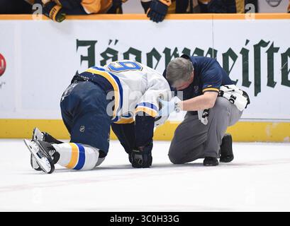 21. November 2018; Nashville, TN St. Louis Blues-Trainer überprüft den St. Louis Blues-Verteidiger Vince Dunn (29) gegen die Nashville Predators während der zweiten Periode zwischen den St. Louis Blues und den Nashville Predators in der Bridgestone Arena (Pflichtfoto: Steve Roberts/CSM)(Credit Image: &Copy; Steve Roberts/Cal Sport Media/CSM via ZUMA Wire) Stockfoto