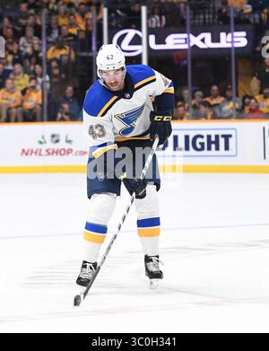 21. November 2018; Nashville, TN, St. Louis Blues Defenseman Jordan Schmaltz (43) skatet mit dem Puck Nashville Predators während der zweiten Periode zwischen den St. Louis Blues und den Nashville Predators in der Bridgestone Arena (Pflichtfoto: Steve Roberts/CSM)(Credit Image: &Copy; Steve Roberts/Cal Sport Media/CSM via ZUMA Wire) Stockfoto