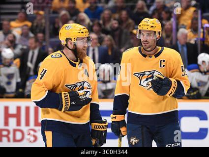 21. November 2018: Nashville Predators Defenseman Ryan Ellis (4) und Defenseman Roman Josi (59) sprechen vor einem Auftritt gegen die St. Louis Blues während der ersten Periode zwischen den St. Louis Blues und den Nashville Predators in der Bridgestone Arena in Nashville Tennessee. (Pflichtfoto: Steve Roberts/CSM)(Credit Image: &Copy; Steve Roberts/Cal Sport Media/CSM via ZUMA Wire) Stockfoto