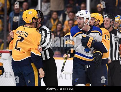 November 2018; Nashville, TN Nashville Predators Center Nick Bonino (13) plus St. Louis Blues Defenseman Joel Edmundson (6) vom Defenseman Anthony Bitetto (2) während der zweiten Periode zwischen den St. Louis Blues und den Nashville Predators in der Bridgestone Arena (Pflichtfoto: Steve Roberts/CSM)(Credit Image: &Copy; Steve Roberts/Cal Sport Media/CSM via ZUMA Wire) Stockfoto
