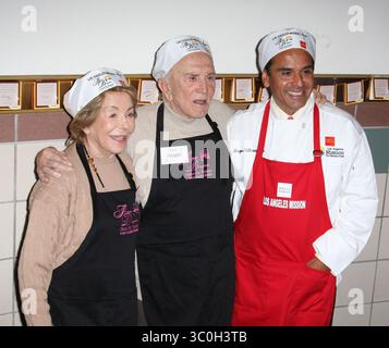 SMG LA1 Kirk Douglas LA Mission 112608 07..LOS ANGELES, KALIFORNIEN - 26. NOVEMBER 2008: Anne Douglas (L) und ihr Ehemann, Schauspieler Kirk Douglas, nehmen am 26. November 1989 an der Los Angeles Mission und dem Anne Douglas Center Thanksgiving Mahl für die Obdachlosen Teil. ...Leute: Anne Douglas, Kirk Douglas (Kreditbild: © SMG via ZUMA Wire) Stockfoto