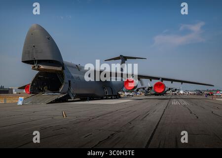 Lockheed Martin C5Bcargo Flugzeug auf einer Landebahn mit geöffnetem Frachtraum. Das Bild zeigt die Größe schwerer Transportflugzeuge. Stockfoto